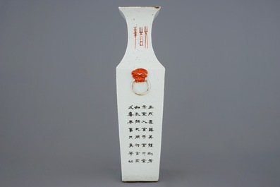 Un vase rectangulaire en porcelaine de Chine qianjiang cai aux immortels et paysages, 19/20&egrave;me