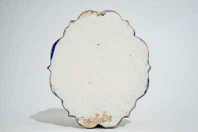 Une plaque en fa&iuml;ence de Delft &agrave; d&eacute;cor d'une pagode chinoise, d&eacute;but du 18&egrave;me