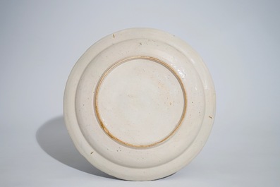 Un plat mythologique "Pers&eacute;e et Androm&egrave;de" en fa&iuml;ence de Delft bleu et blanc, vers 1700