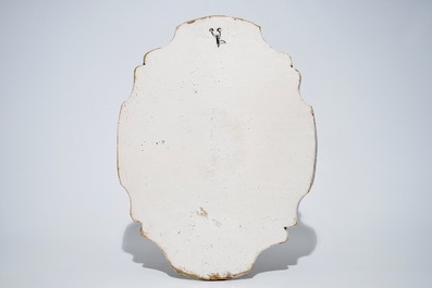 Une grande plaque en fa&iuml;ence de Delft bleu et blanc &agrave; d&eacute;cor d'un vase fleuri, 18&egrave;me