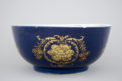 Een grote Chinese kom met verguld decor op blauwe fondkleur, 18e eeuw