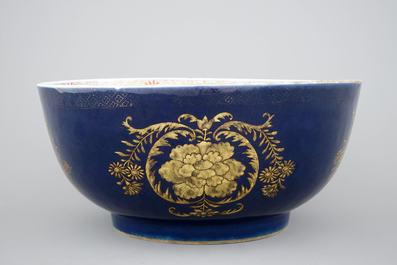 Een grote Chinese kom met verguld decor op blauwe fondkleur, 18e eeuw