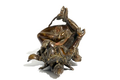 Une statuette de Tara verte (Syamatara) en bronze dor&eacute; sino-tib&eacute;taine, 17/18&egrave;me