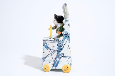 Un groupe d'un enfant assis sur une toilette en fa&iuml;ence de Delft polychrome, 18&egrave;me