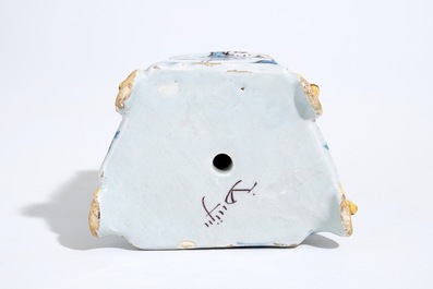 Un groupe d'un enfant assis sur une toilette en fa&iuml;ence de Delft polychrome, 18&egrave;me