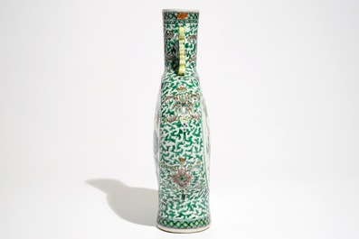 Een Chinese famille verte moonflask, 19e eeuw