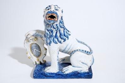 Un grand mod&egrave;le d'un lion au blason en fa&iuml;ence de Delft, 19&egrave;me