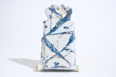 Un groupe d'un enfant assis sur une toilette en fa&iuml;ence de Delft polychrome, 18&egrave;me