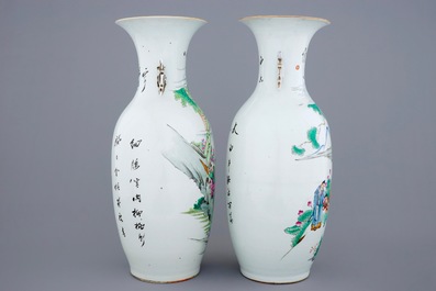 Twee Chinese famille rose vazen met personages en spelende kinderen, 19/20e eeuw