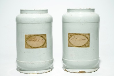 Une paire de grands pots de pharmacie en fa&iuml;ence de Delft bleu et blanc, 18&egrave;me