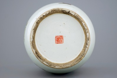 A Chinese mixed qianjiang cai and famille rose vase, 19/20th C.