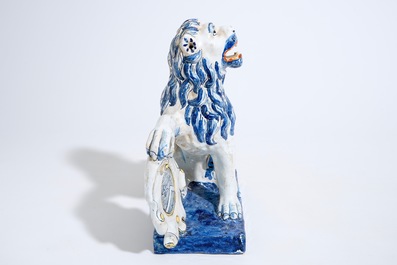 Un grand mod&egrave;le d'un lion au blason en fa&iuml;ence de Delft, 19&egrave;me