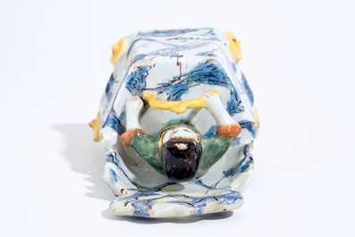 Un groupe d'un enfant assis sur une toilette en fa&iuml;ence de Delft polychrome, 18&egrave;me