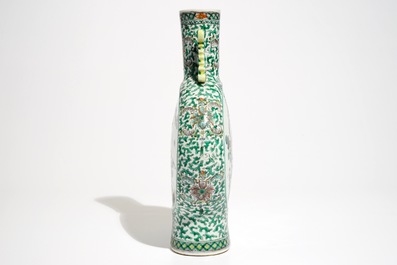 Een Chinese famille verte moonflask, 19e eeuw