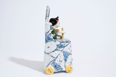 Un groupe d'un enfant assis sur une toilette en fa&iuml;ence de Delft polychrome, 18&egrave;me
