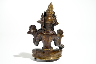 Une statuette de Tara verte (Syamatara) en bronze dor&eacute; sino-tib&eacute;taine, 17/18&egrave;me
