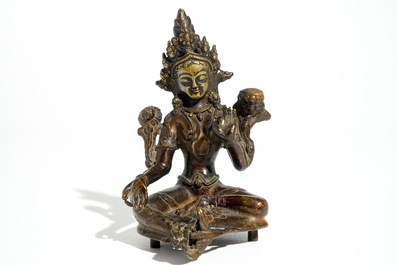 Une statuette de Tara verte (Syamatara) en bronze dor&eacute; sino-tib&eacute;taine, 17/18&egrave;me