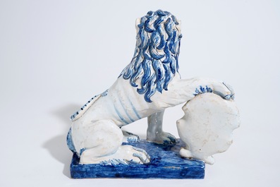 Un grand mod&egrave;le d'un lion au blason en fa&iuml;ence de Delft, 19&egrave;me