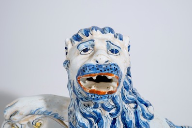 Un grand mod&egrave;le d'un lion au blason en fa&iuml;ence de Delft, 19&egrave;me