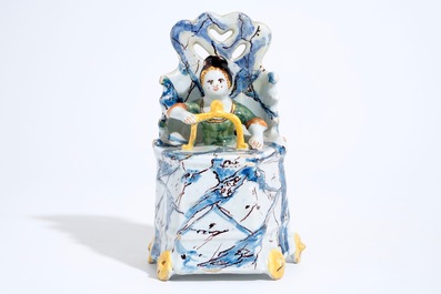 Un groupe d'un enfant assis sur une toilette en fa&iuml;ence de Delft polychrome, 18&egrave;me