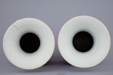 Une paire de vases en porcelaine de Chine famille rose aux dames dans un jardin, 19/20&egrave;me
