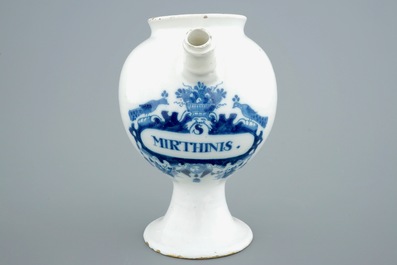 Une chevrette en fa&iuml;ence de Delft bleu et blanc "S. Mirthinis", 18&egrave;me