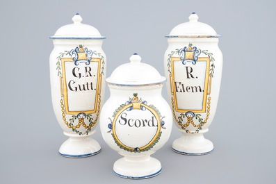 Trois pots de pharmacie couverts polychromes, Haguenau, France, 18&egrave;me