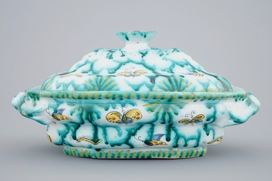 Une terrine couverte en fa&iuml;ence de Bruxelles &agrave; d&eacute;cor aux papillons et chenilles, 18&egrave;me