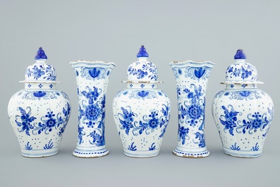 Une garniture de cinq pi&egrave;ces en fa&iuml;ence de Delft &agrave; d&eacute;cor de perroquets, 18&egrave;me