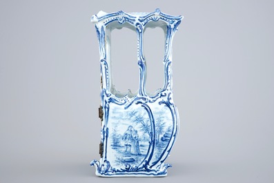 Un mod&egrave;le d'une chaise &agrave; porteurs en fa&iuml;ence dans le style de Delft, France, 19&egrave;me