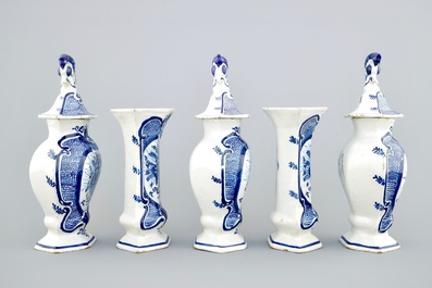 Une garniture de cinq pi&egrave;ces en fa&iuml;ence de Delft &agrave; d&eacute;cor de queues de paons, 18&egrave;me