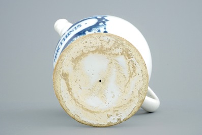 Une chevrette en fa&iuml;ence de Delft bleu et blanc "S. Mirthinis", 18&egrave;me