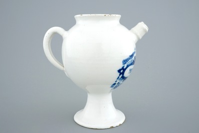 Une chevrette en fa&iuml;ence de Delft bleu et blanc "S. Mirthinis", 18&egrave;me