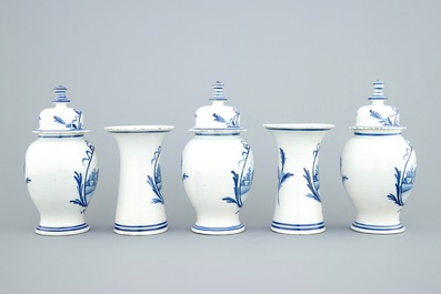 Une garniture de cinq vases en fa&iuml;ence de Delft bleu et blanc, 18&egrave;me