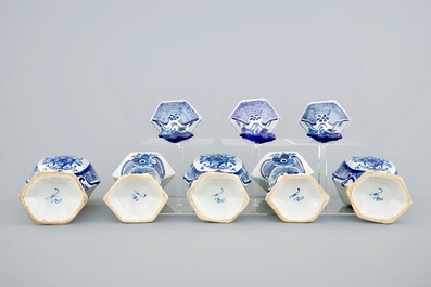 Une garniture de cinq pi&egrave;ces en fa&iuml;ence de Delft &agrave; d&eacute;cor de queues de paons, 18&egrave;me