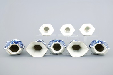 Une garniture de cinq pi&egrave;ces en fa&iuml;ence de Delft &agrave; d&eacute;cor de queues de paons, 18&egrave;me