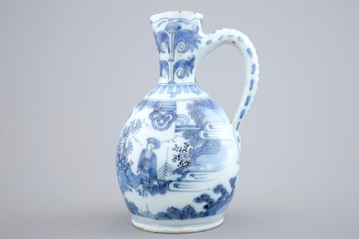 Une verseuse en fa&iuml;ence de Delft &agrave; d&eacute;cor chinoiserie, fin du 17&egrave;me