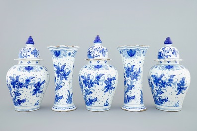 Une garniture de cinq pi&egrave;ces en fa&iuml;ence de Delft &agrave; d&eacute;cor de perroquets, 18&egrave;me
