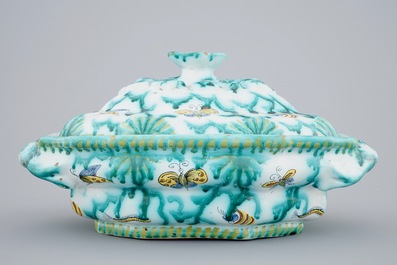 Une terrine couverte en fa&iuml;ence de Bruxelles &agrave; d&eacute;cor aux papillons et chenilles, 18&egrave;me