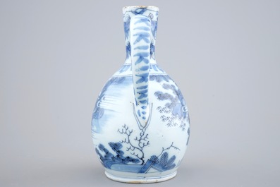 Une verseuse en fa&iuml;ence de Delft &agrave; d&eacute;cor chinoiserie, fin du 17&egrave;me