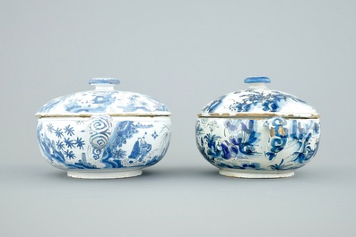 Twee Delftse blauw-witte bouillons met deksels, eind 17e eeuw