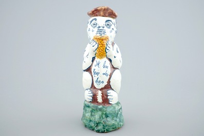 Une verseuse couverte en forme de singe en fa&iuml;ence polychrome de Delft, 19&egrave;me