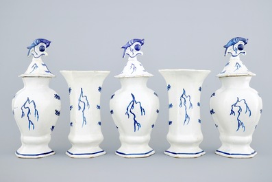 Une garniture de cinq pi&egrave;ces en fa&iuml;ence de Delft &agrave; d&eacute;cor de queues de paons, 18&egrave;me