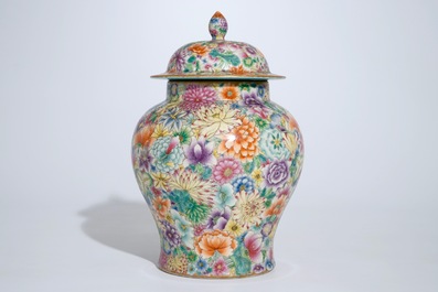 Een Chinese dekselvaas met famille rose millefleurs decor, Qianlong merk, 20e eeuw