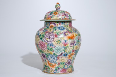Een Chinese dekselvaas met famille rose millefleurs decor, Qianlong merk, 20e eeuw