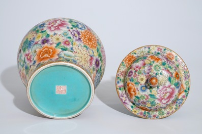 Een Chinese dekselvaas met famille rose millefleurs decor, Qianlong merk, 20e eeuw