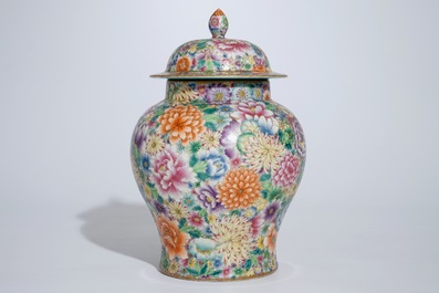 Een Chinese dekselvaas met famille rose millefleurs decor, Qianlong merk, 20e eeuw