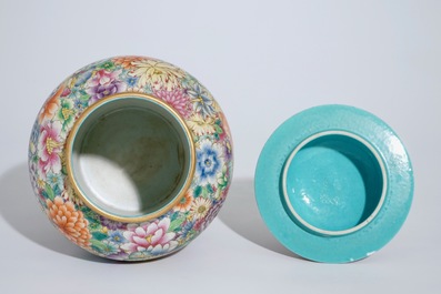 Een Chinese dekselvaas met famille rose millefleurs decor, Qianlong merk, 20e eeuw