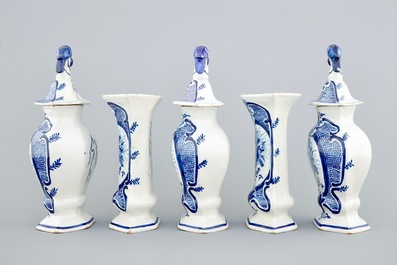 Une garniture de cinq pi&egrave;ces en fa&iuml;ence de Delft &agrave; d&eacute;cor de queues de paons, 18&egrave;me