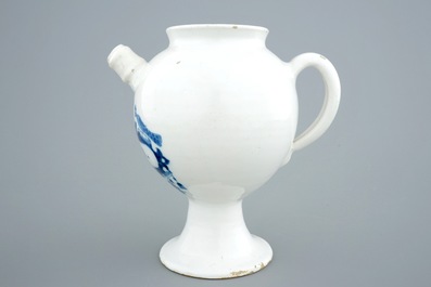 Une chevrette en fa&iuml;ence de Delft bleu et blanc "S. Mirthinis", 18&egrave;me